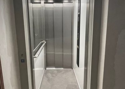 Ascensor amb portes automàtiques de 3 fulles