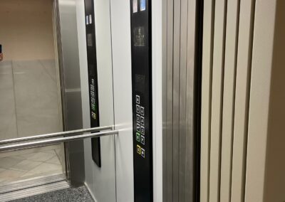 Interior de l'ascensor elèctric