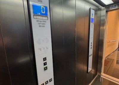 Detalls interior ascensor elèctric