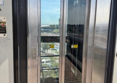 Acceso al ascensor eléctrico