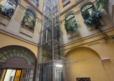 Ascensor con estructura metálica y cierre de vidrio